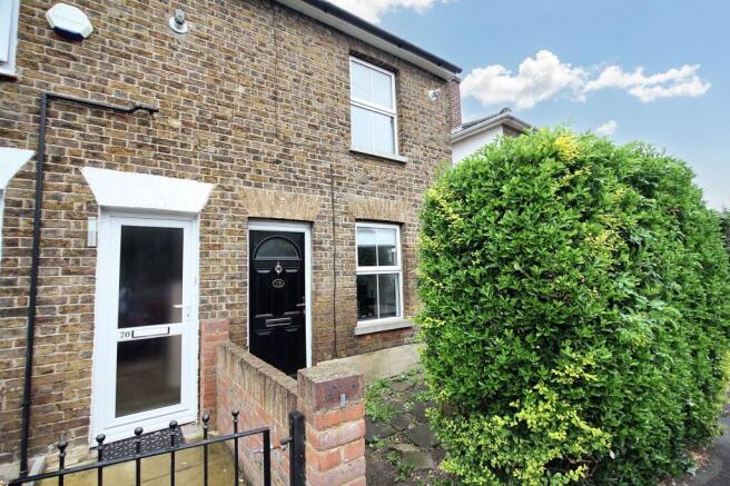2 bed property, in Pole Hill Road, £389,950