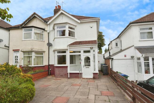 3 bed property, in Holly Road, £230,000