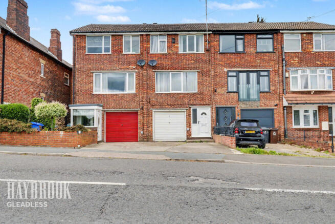 3 bed property, in Hollinsend Road, £180,000