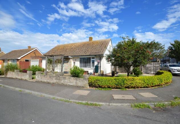2 bed property, in Firs Close, £300,000