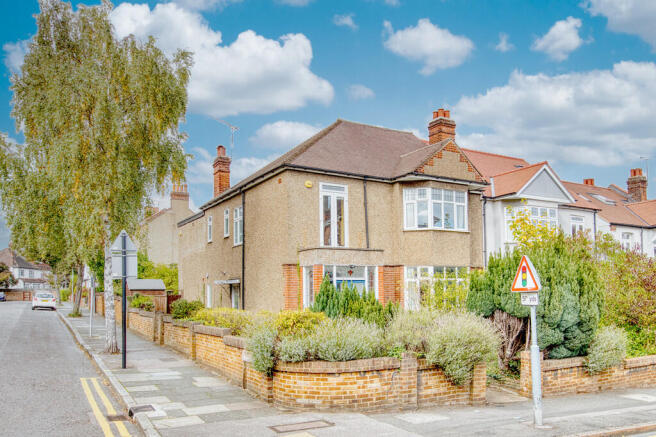 4 bed property, in Redbridge Lane West, £1,150,000