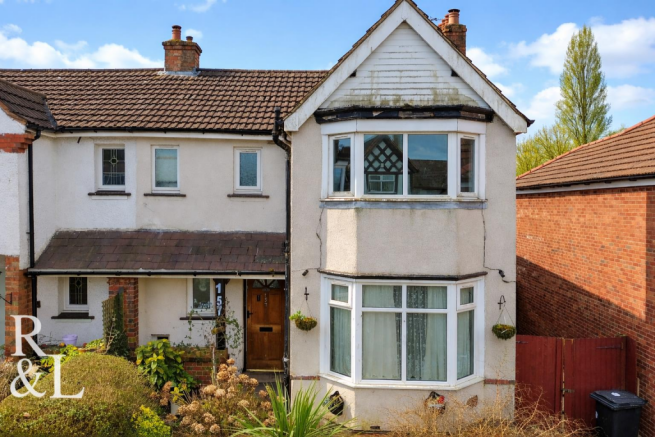 3 bed property, in Goldthorn Hill, £240,000