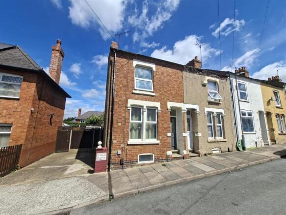 2 bed property, in Essex Street, £170,000