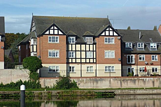 2 bed property, in Marine Approach, £140,000