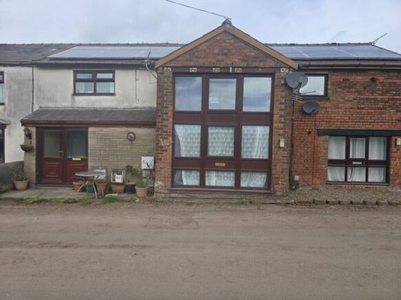 2 bed property, in Lodge Lane, £85,000