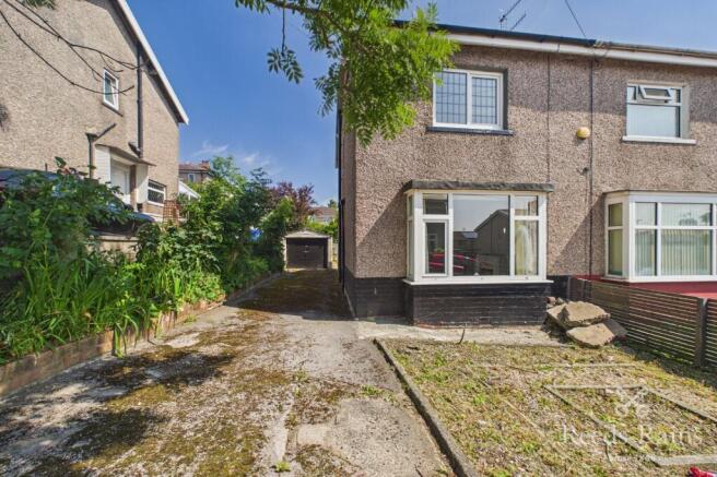 2 bed property, in Bath Street, £95,000