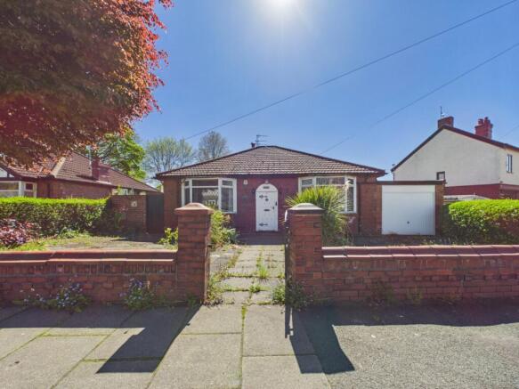 2 bed property, in Wood Lane, £315,000