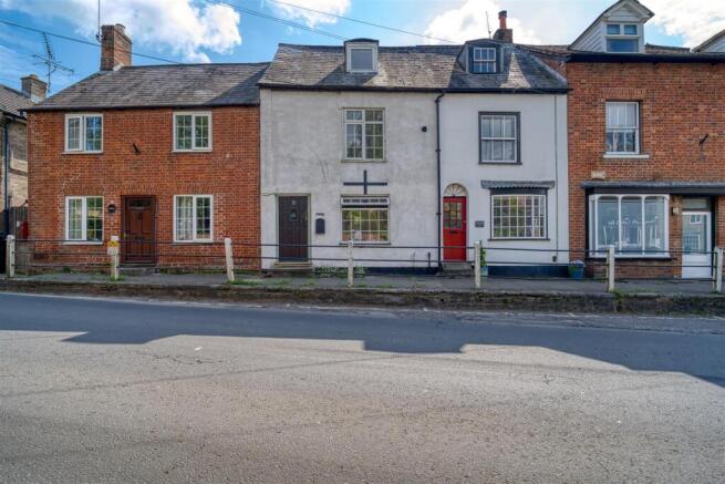 2 bed property, in Bridge Street, £165,000