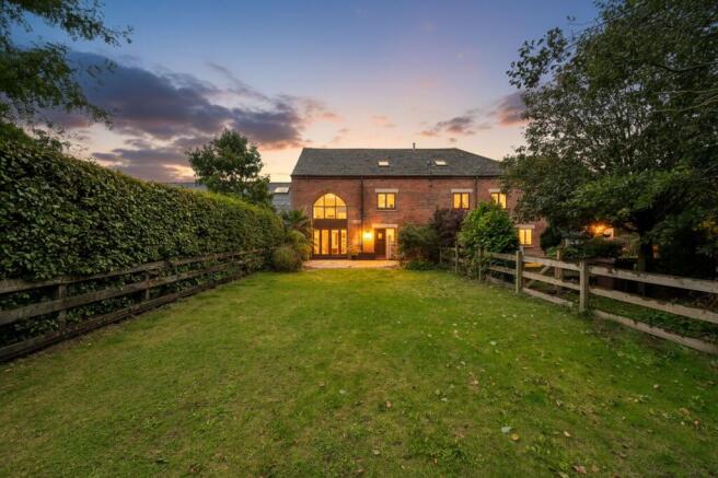 5 bed property, in Berry House Road, £485,000