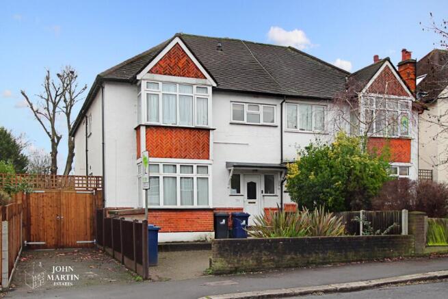 2 bed property, in Pitshanger Lane, £450,000