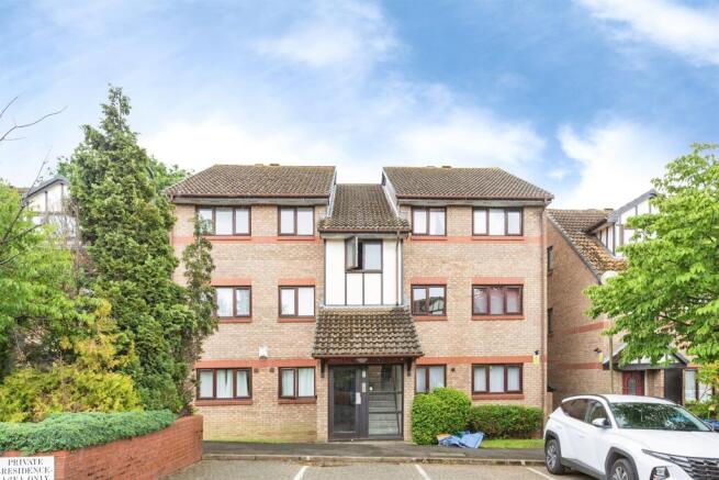 2 bed property, in Viewfield Close, £300,000