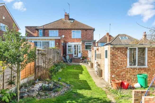 2 bed property, in Fern Road, £250,000