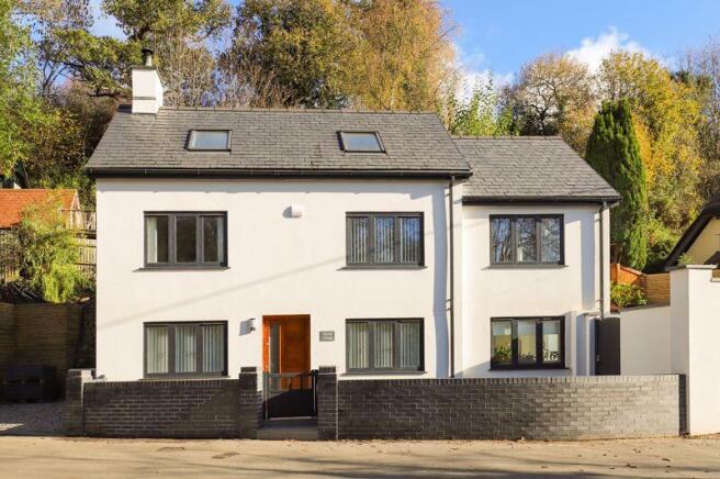 3 bed property, in Nadderwater, £575,000