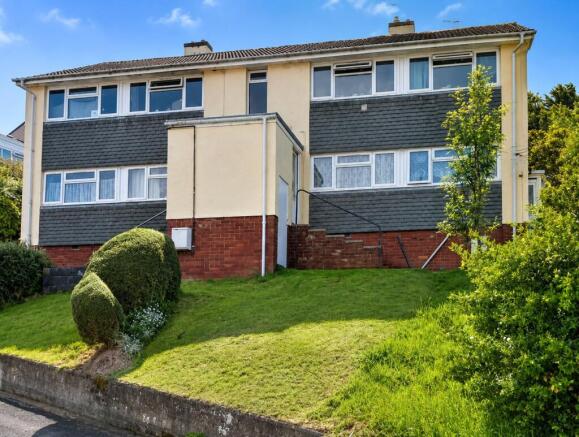 1 bed property, in Queens Avenue, £130,000