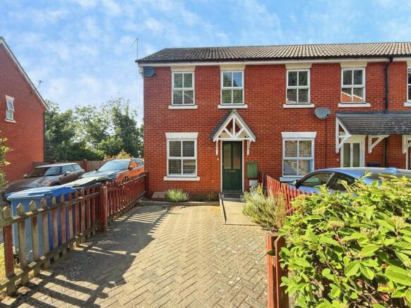 2 bed property, in Mitre Way, £210,000