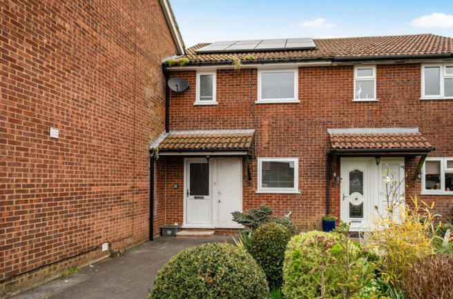 2 bed property, in Pine Road, £285,000