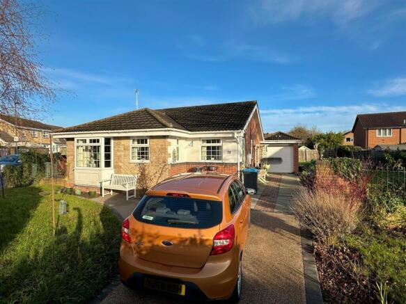 2 bed property, in Dowber Way, £299,950