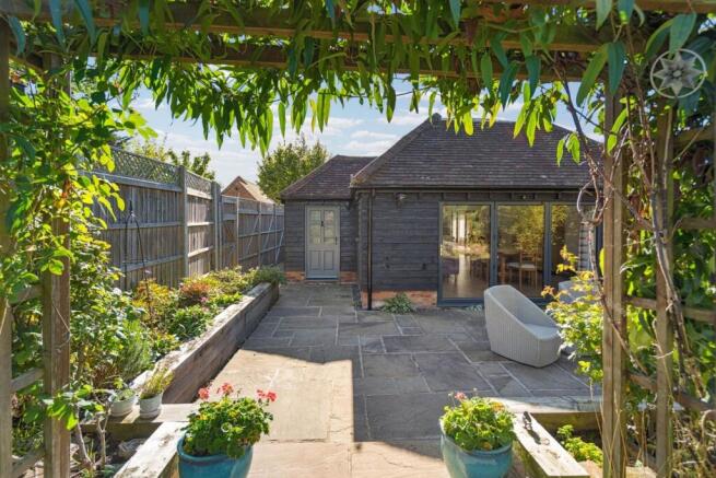 3 bed property, in Aylesbury Road, £899,000