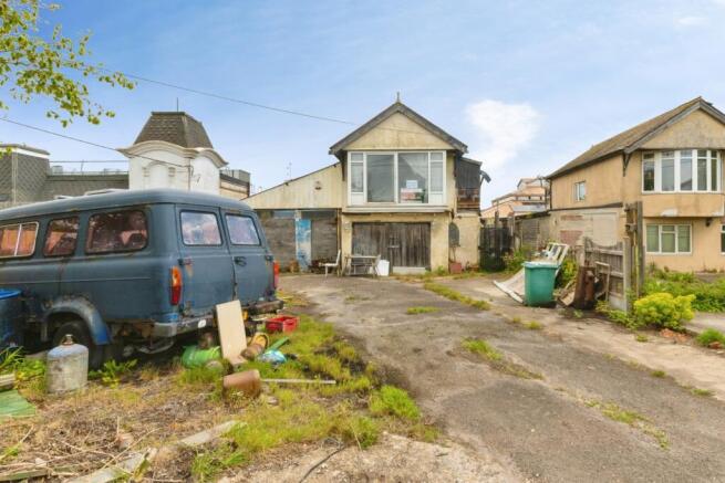 1 bed property, in Mersea View, £60,000