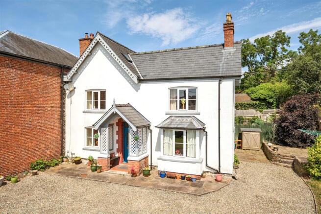 3 bed property, in Llansilin, £320,000
