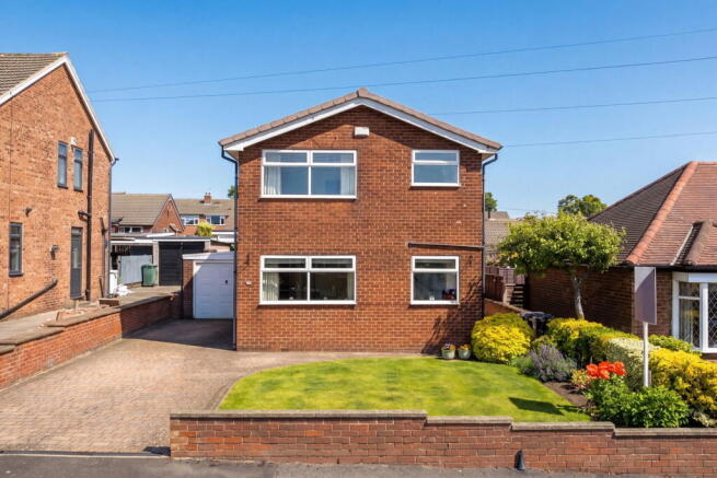 3 bed property, in Pennine Road, £325,000