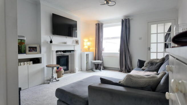 2 bed property, in Luxton Road, £200,000