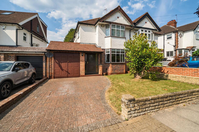 3 bed property, in Beverley Road, £725,000