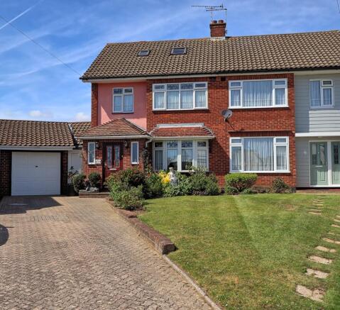 4 bed property, in Meadow Close, £475,000