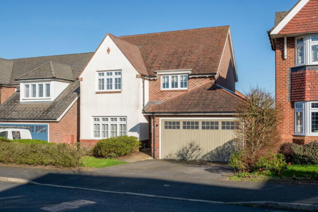 4 bed property, in Meeting House Close, £495,000