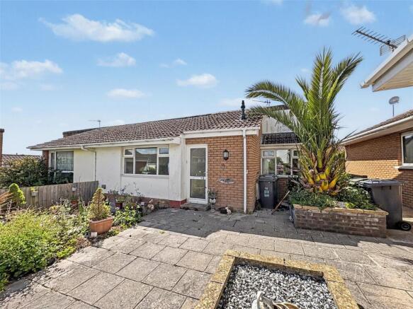 2 bed property, in West Meadow Close, £280,000