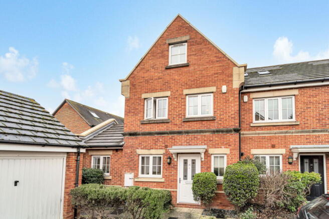 3 bed property, in Derisley Close, £600,000