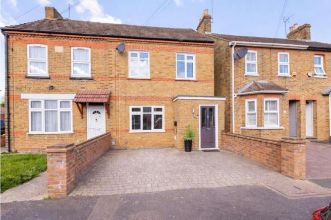 3 bed property, in Willoughby Road, £490,000