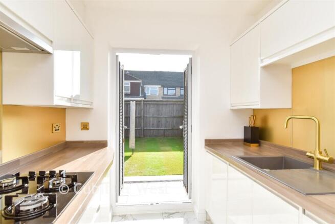5 bed property, in Saffron Close, £525,000