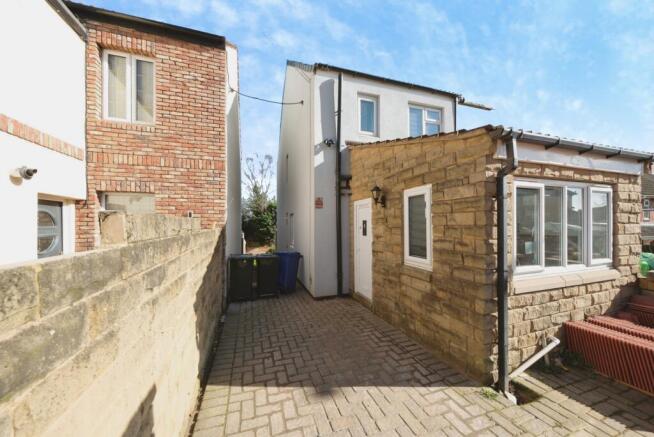 3 bed property, in School Terrace, £105,000