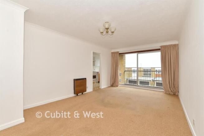 2 bed property, in Lower Street, £160,000