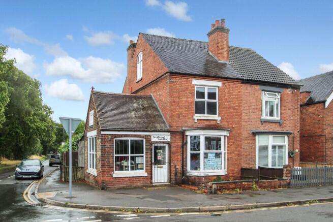3 bed property, in Woodville Road, £230,000