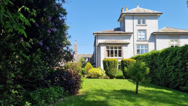 5 bed property, in Field Broughton, £500,000