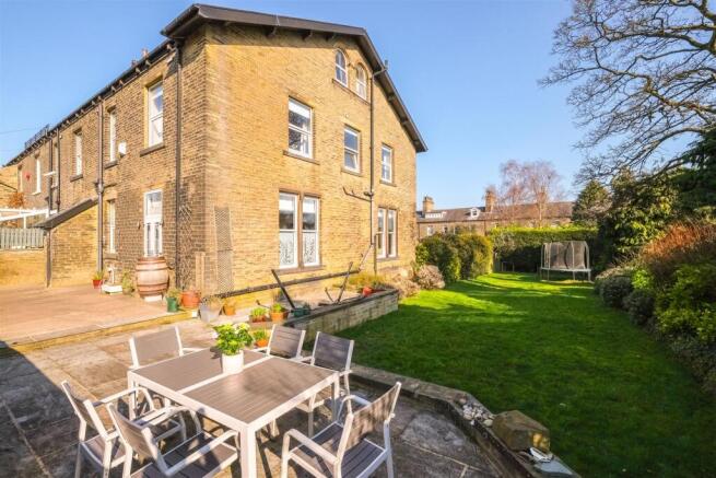 5 bed property, in Heath Avenue, £625,000