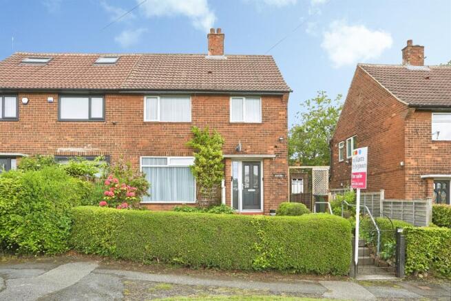 3 bed property, in Bedford Gardens, £180,000