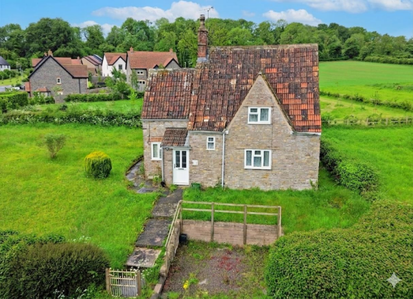 3 bed property, in Stowell Hill Road, £200,000