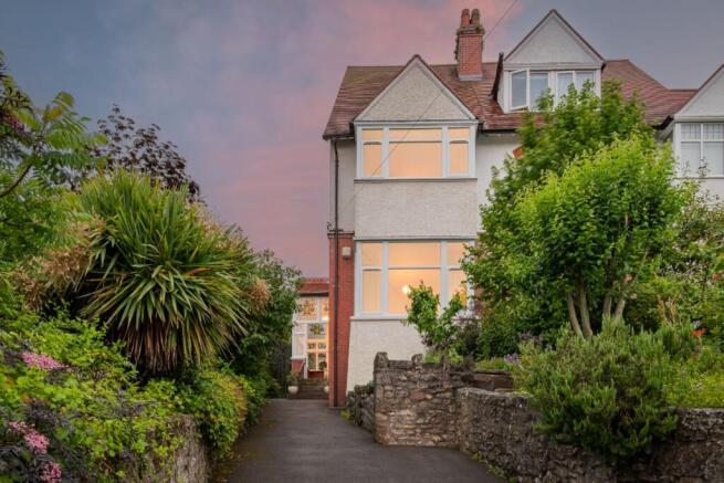 4 bed property, in Glendevon, £500,000