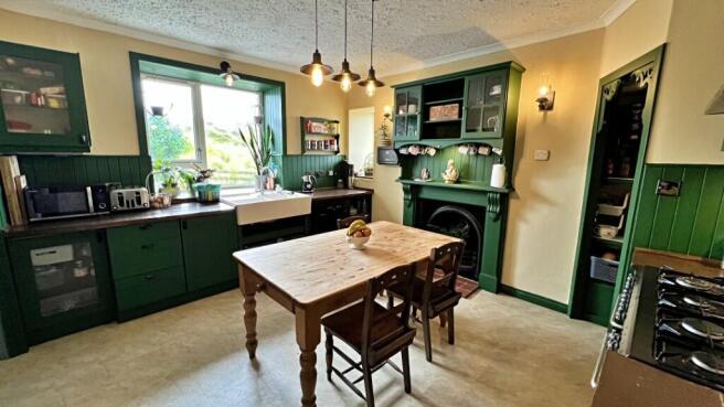 6 bed property, in Applegard, £225,000