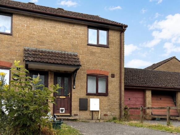 2 bed property, in Fourways Close, £200,000