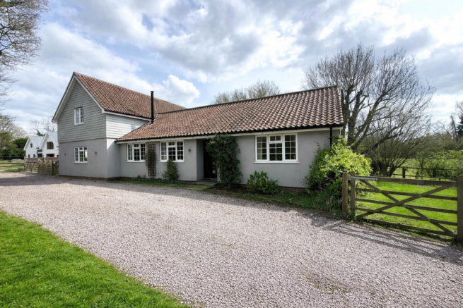 5 bed property, in Hunston Road, £695,000