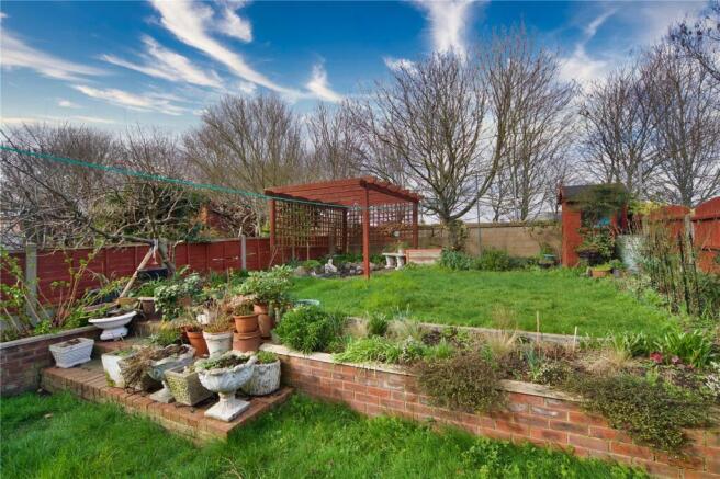 5 bed property, in Westrow Drive, £800,000