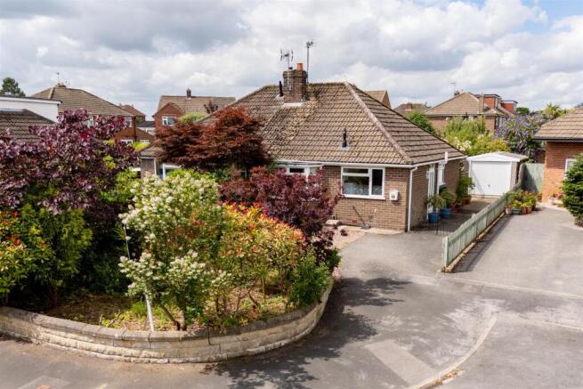 2 bed property, in Rutland Close, £285,000