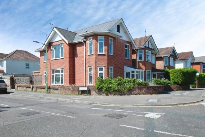 2 bed property, in Richmond Park Road, £240,000