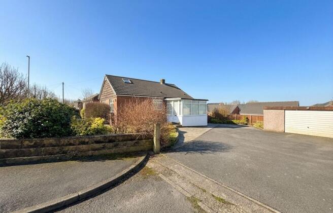 2 bed property, in Woodlands Road, £270,000