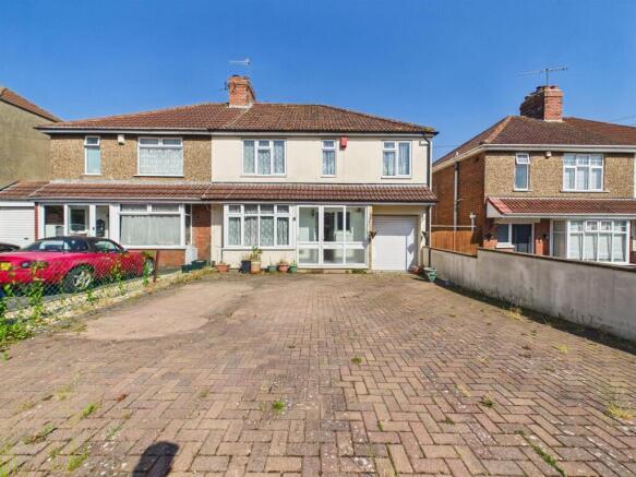 5 bed property, in Grange Road, £325,000