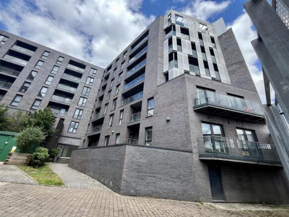 2 bed property, in The Plaza, £180,000